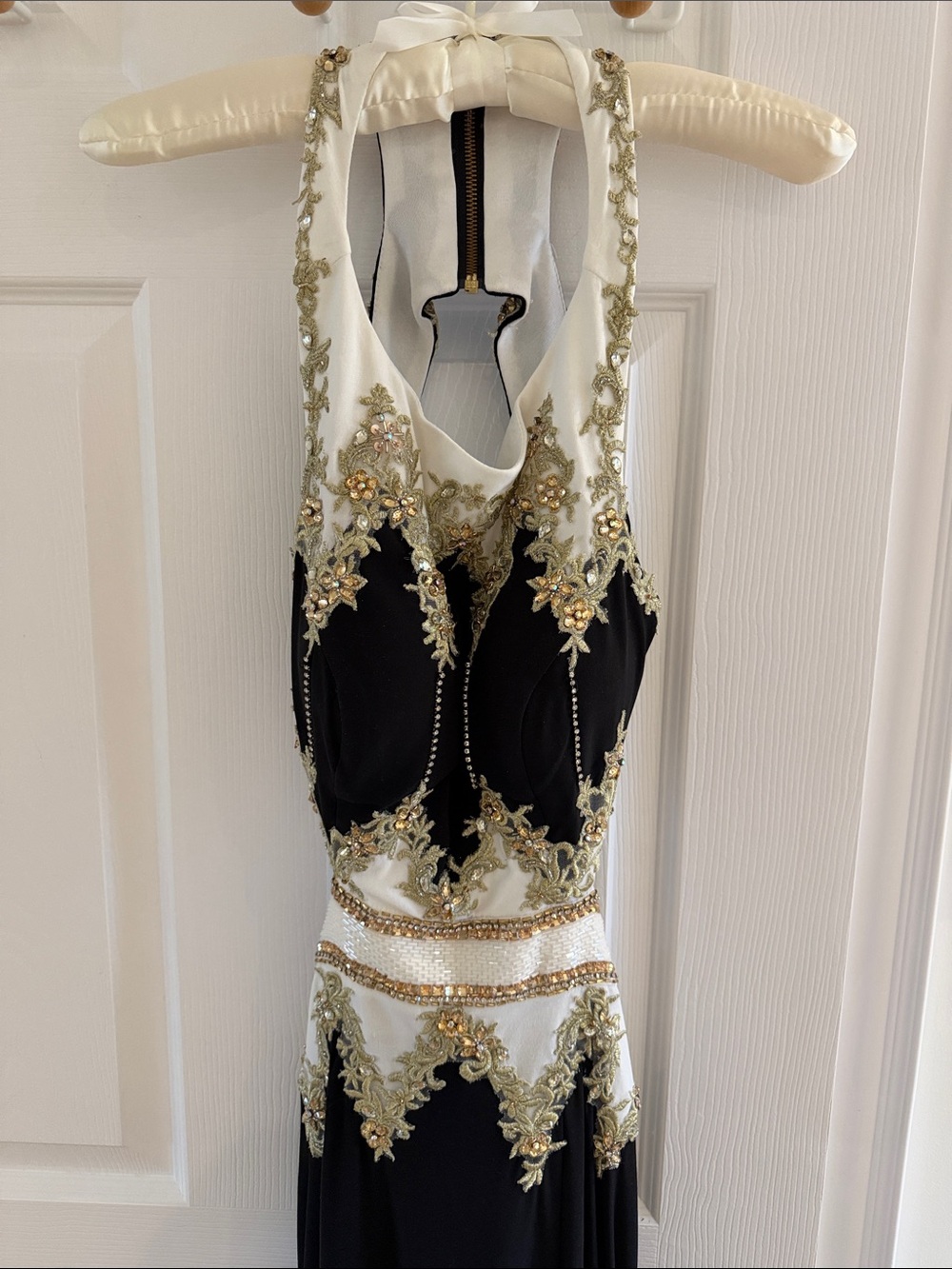 ๐ Halter Neck Rhinestone Sequins Open-Back Gown ๐ - Picture 4 of 8